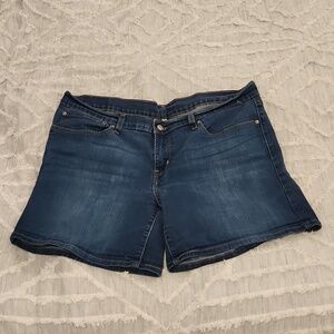 Medium wash Levi's jean shorts size 33!